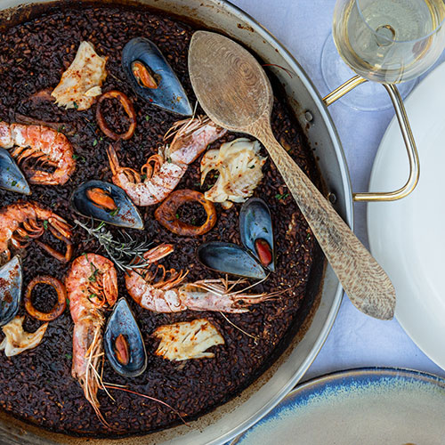 seafood paella de marisco with white wine pairing